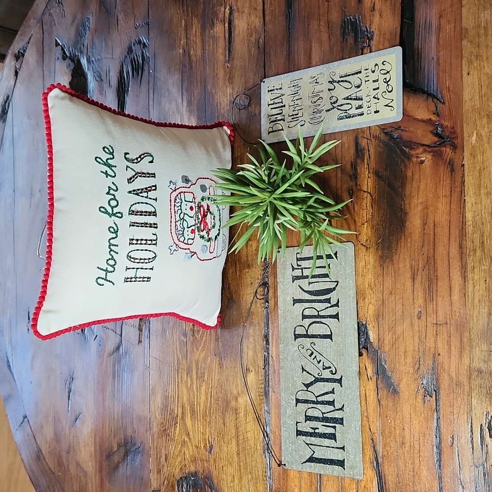 Primitives by Kathy - holiday signs and pillow